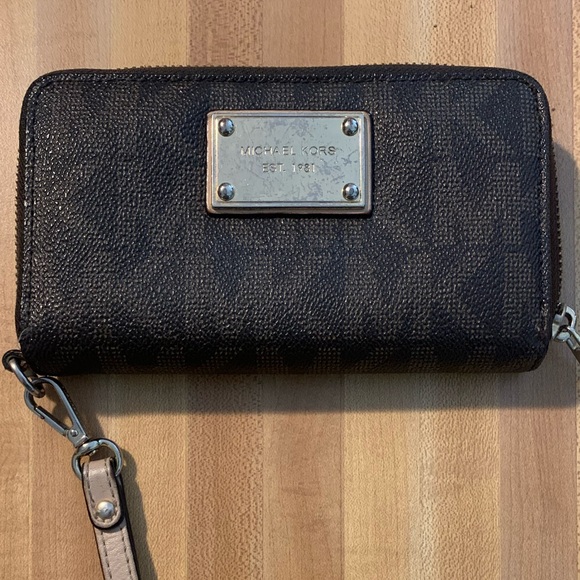 Michael Kors Handbags - Michael Kors zip Wallet